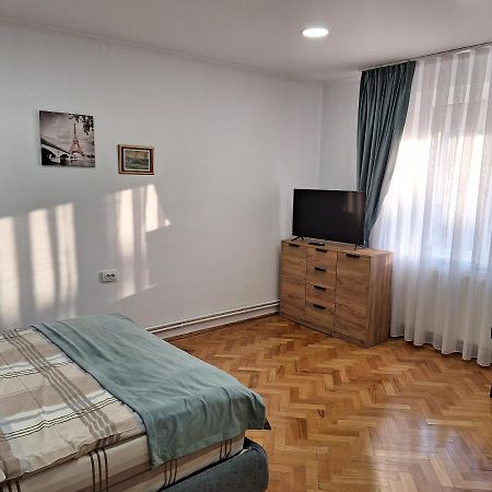Black Eagle Central Unirii Square, 2 King Size Bedrooms, Free Private Parking 오라데아 외부 사진
