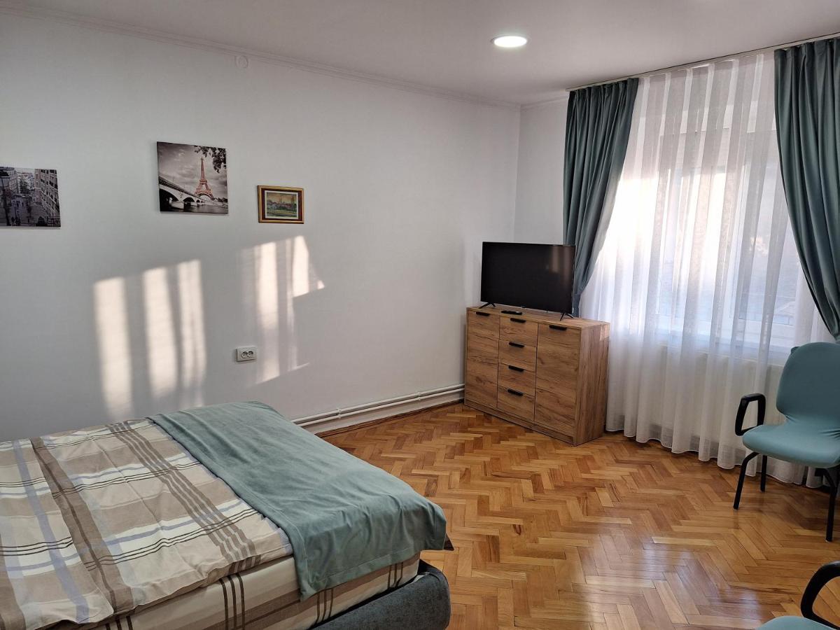 Black Eagle Central Unirii Square, 2 King Size Bedrooms, Free Private Parking 오라데아 외부 사진