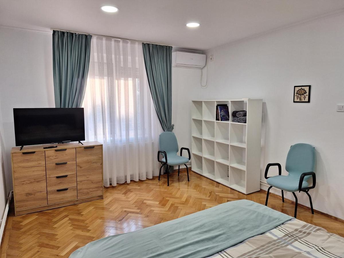 Black Eagle Central Unirii Square, 2 King Size Bedrooms, Free Private Parking 오라데아 외부 사진