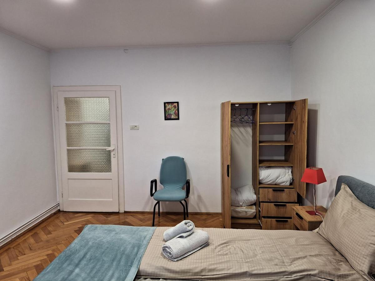 Black Eagle Central Unirii Square, 2 King Size Bedrooms, Free Private Parking 오라데아 외부 사진