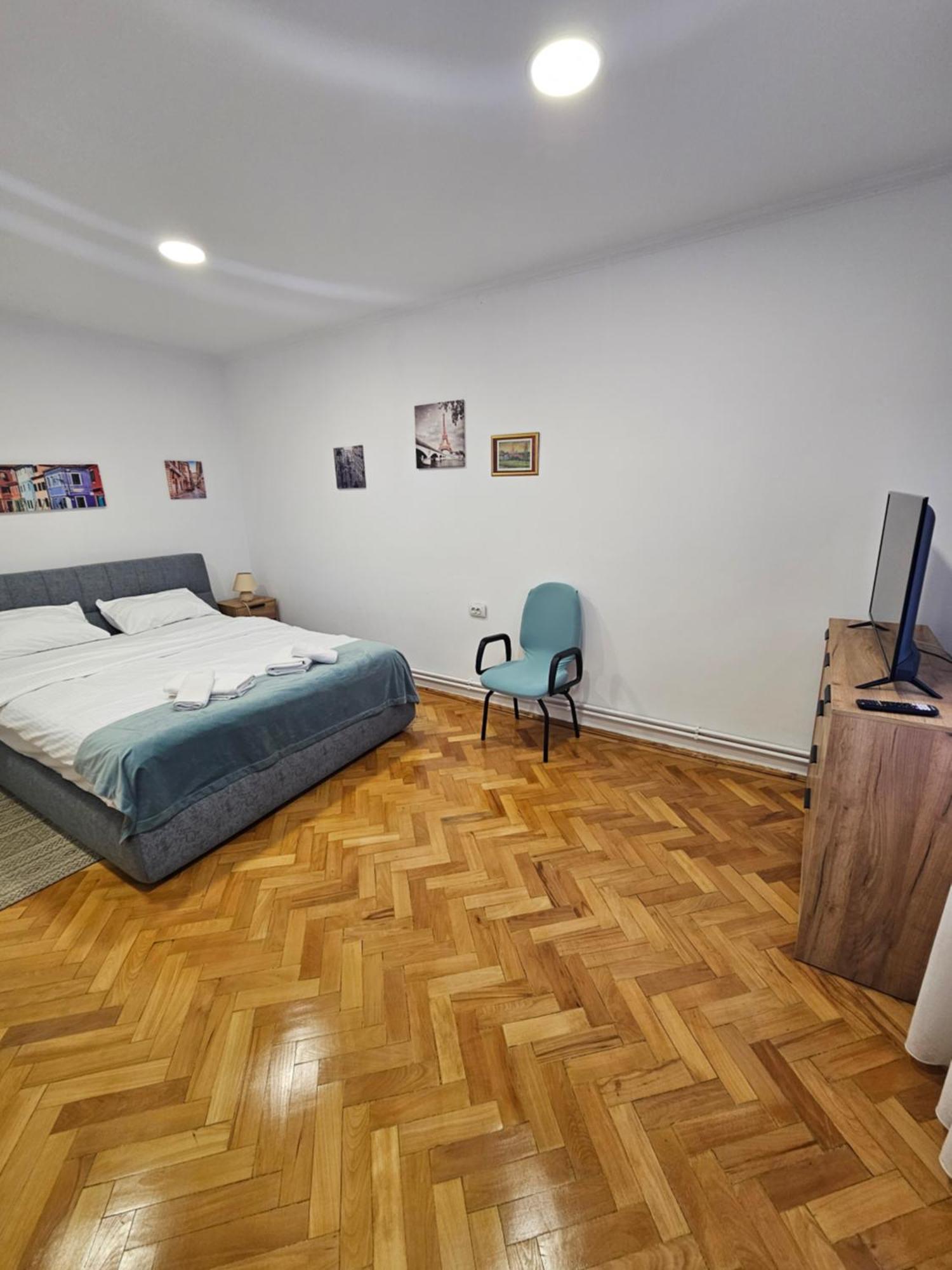 Black Eagle Central Unirii Square, 2 King Size Bedrooms, Free Private Parking 오라데아 외부 사진