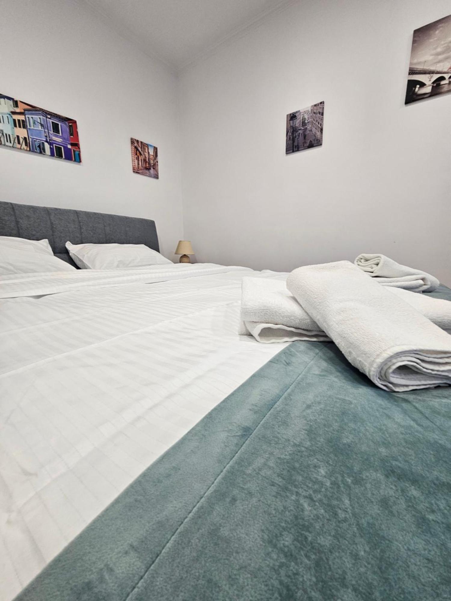 Black Eagle Central Unirii Square, 2 King Size Bedrooms, Free Private Parking 오라데아 외부 사진
